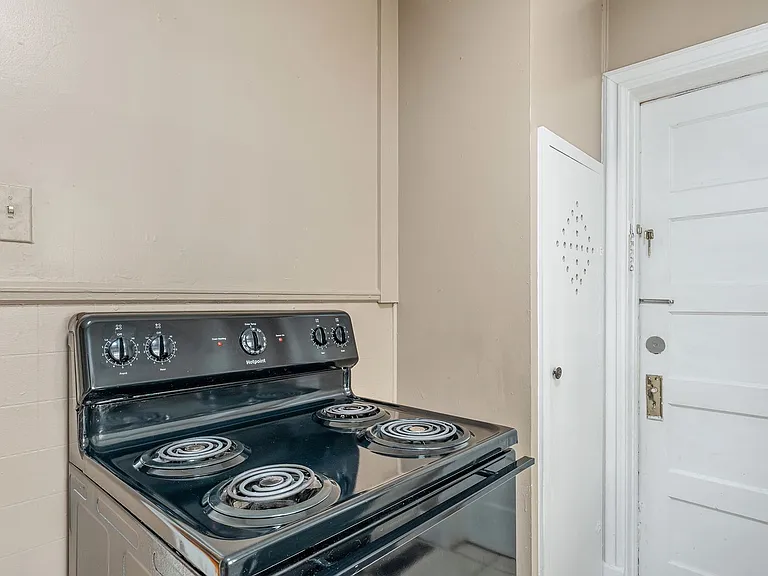 132 Rowland Pl — Photo 4