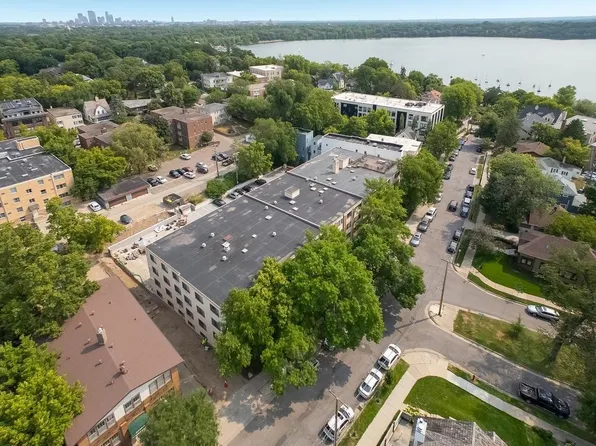 2700 W 44th St APT 212, Minneapolis, MN 55410