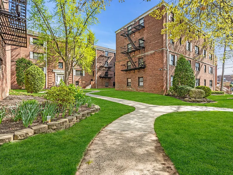 Palisades Manor Apartments — Photo 14