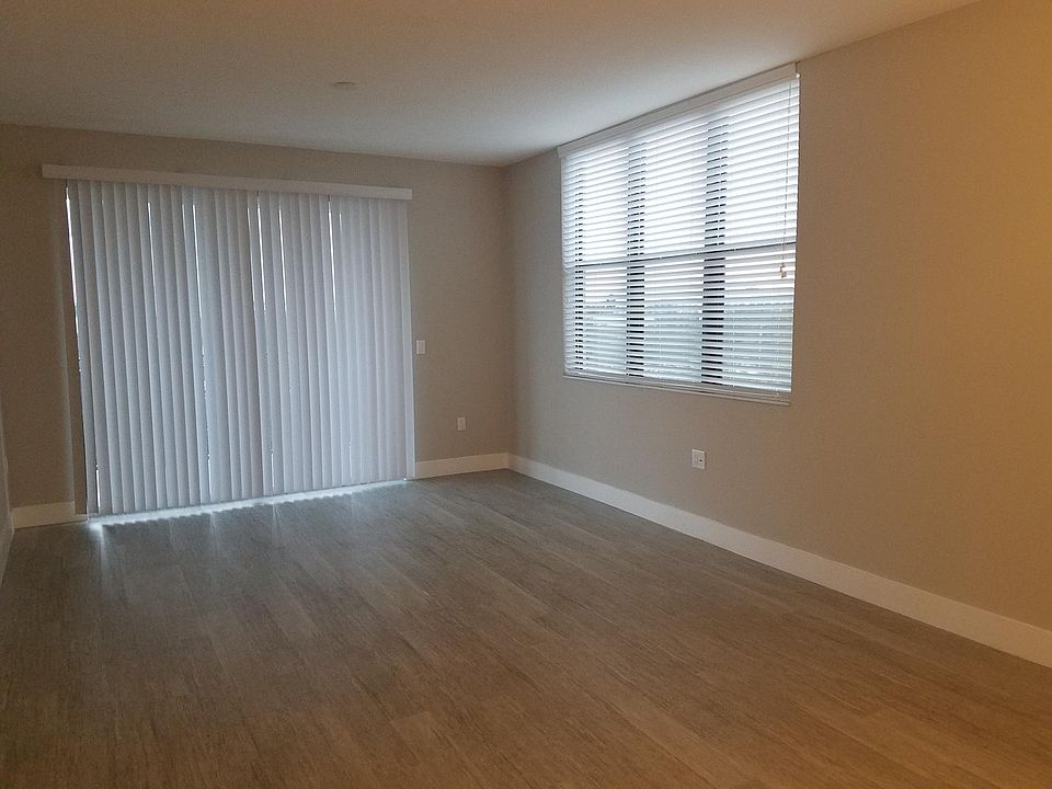 2nd image of 5131 Congress Ave