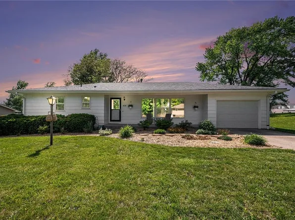 408 Clinton Dr, Gower, MO 64454
