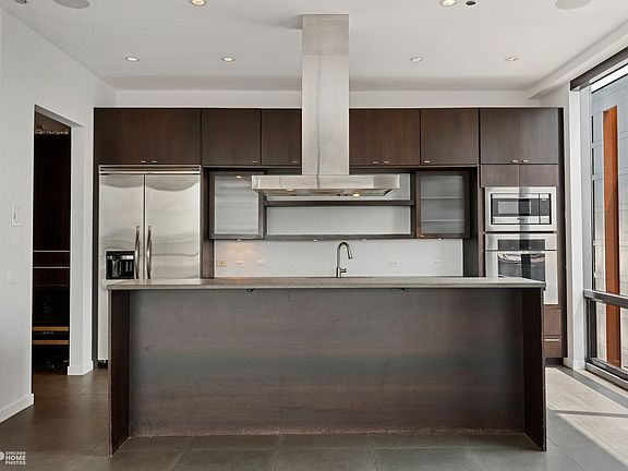 4th image of 860 W Blackhawk St #602-3