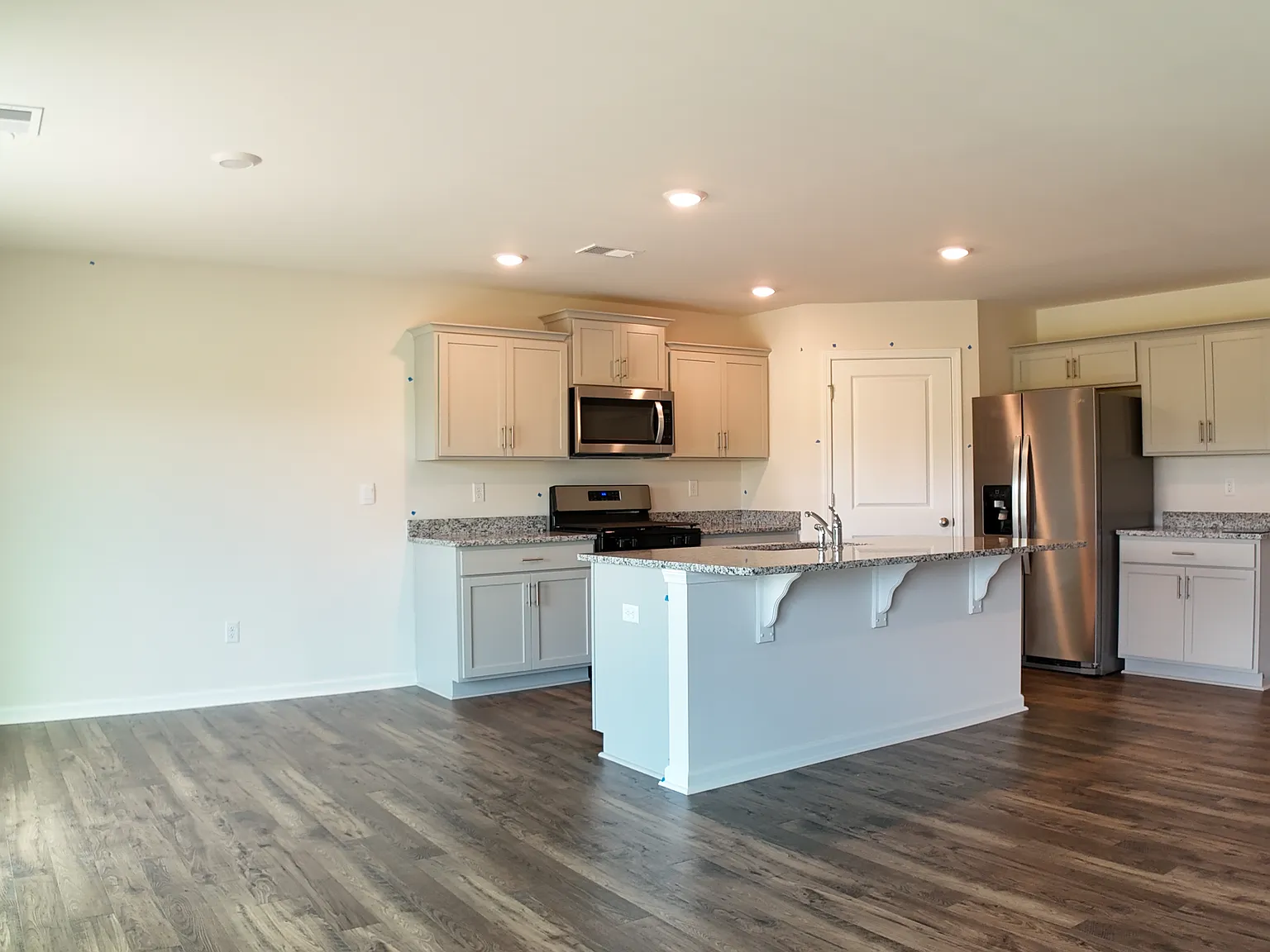 5 bed, 2512 sqft, $2,350 — Photo 3