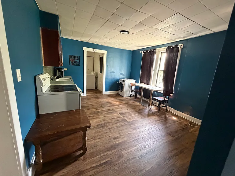Large dine-in kitchen