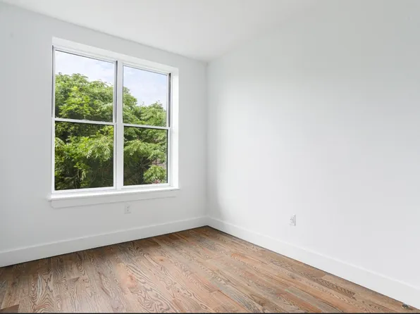 224 Hawthorne Street image 9 of 10