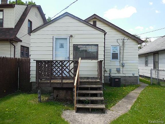 4th image of 1458 Warwick Ave