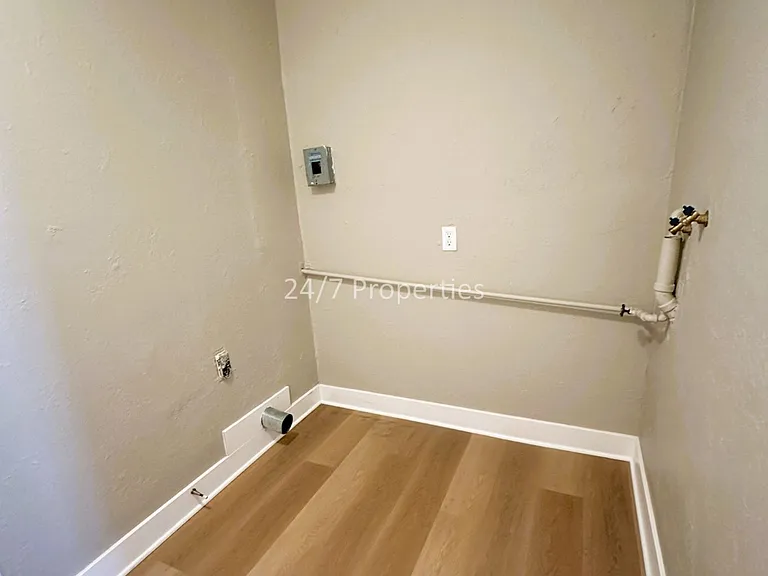 860 Shipping St NE — Photo 17