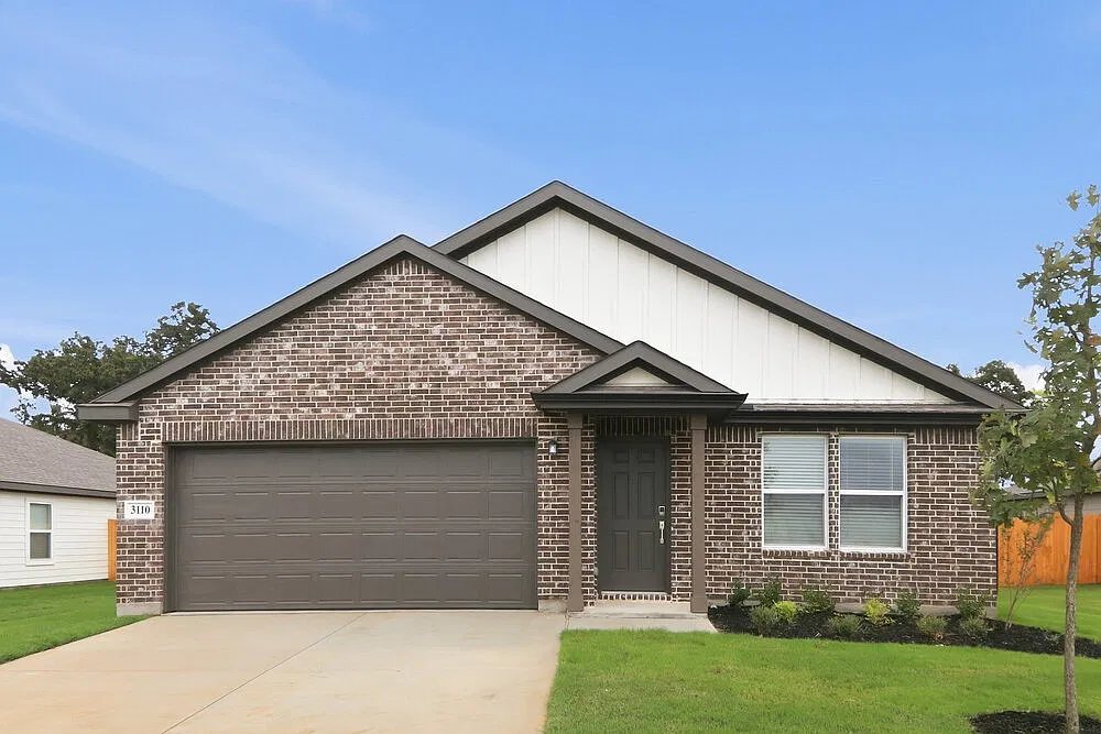 4 bed, 2.0 bath, 1607 sqft, $2,340 — Photo 1