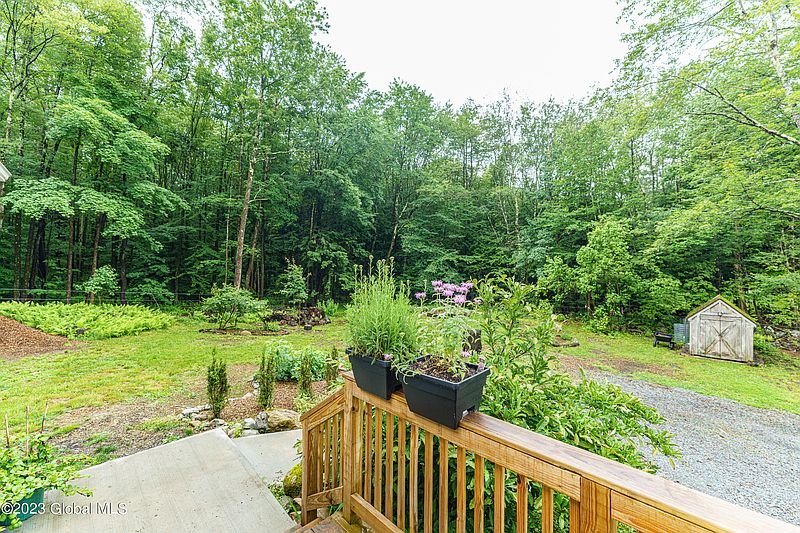 4th image of 704 Taborton Road