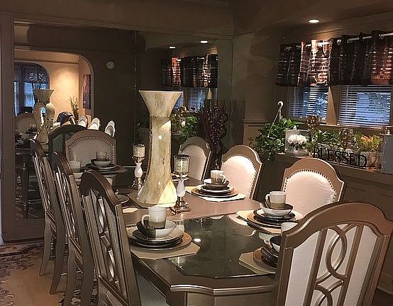 Dining room with furniture 