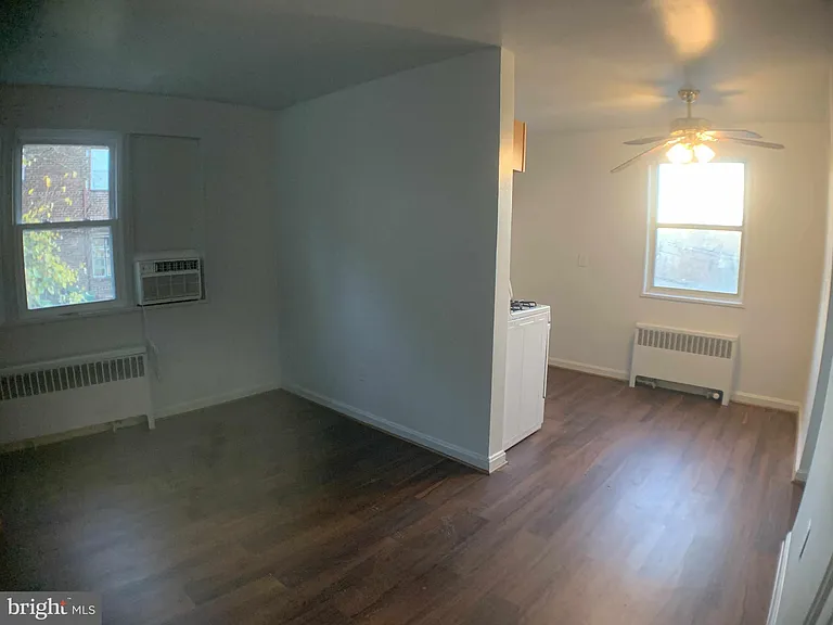 927 52nd St NE #4 — Photo 4