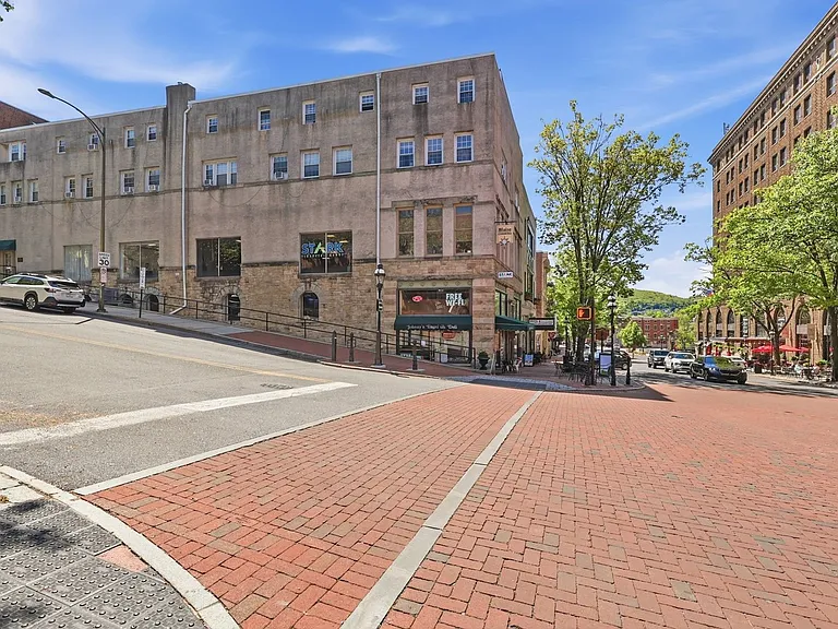79 W Market St #G — Photo 37