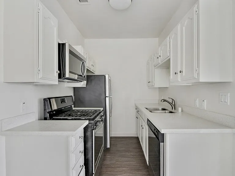 232 S Reeves Dr — Photo 24