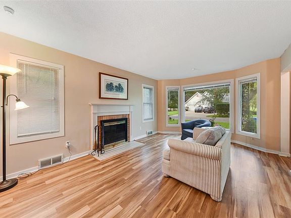 5th image of 210 N Clubview Dr