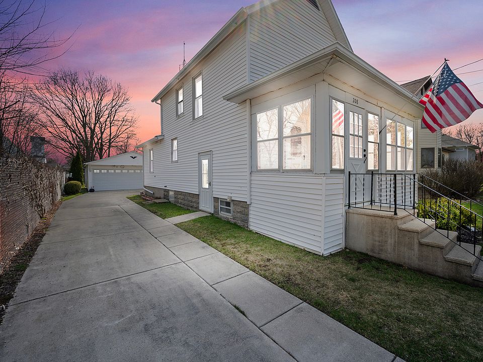 1st image of 208 N Pokanoka St