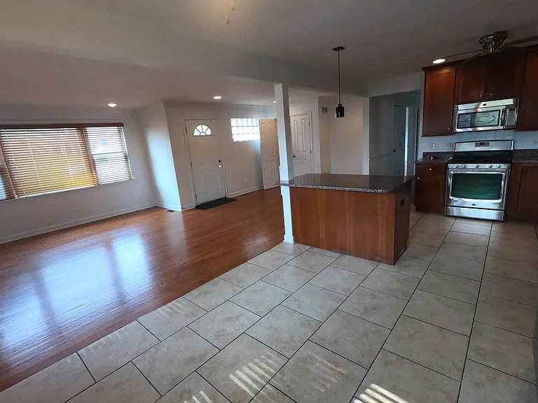 2500 Hessing St — Photo 3