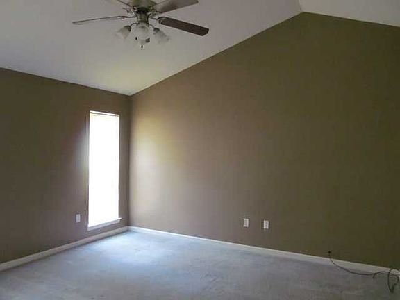 3rd image of 102 Oakleigh Dr