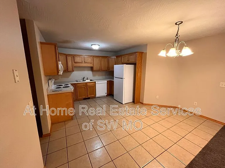 917 N Madison Ave — Photo 11