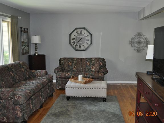 2nd image of 104 N Greenwich Ln