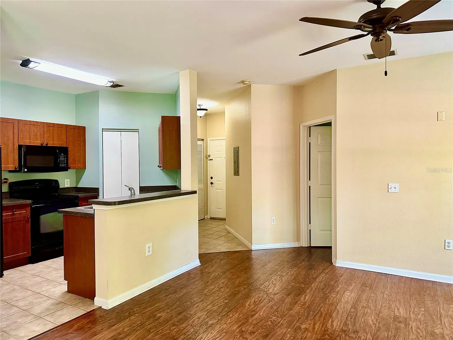 2 bed, 1034 sqft, $1,900 — Photo 3