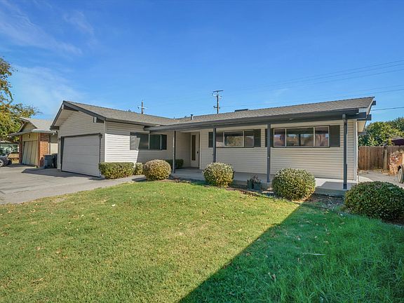 3rd image of 2828 Cabrillo Dr