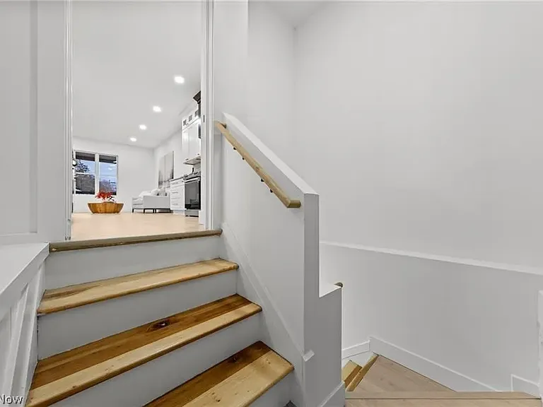 1422 W 77th St — Photo 27