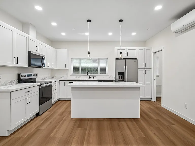 950 Maple Ave — Photo 13
