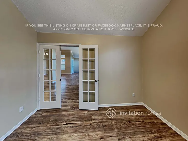 1046 Essex Dr — Photo 7