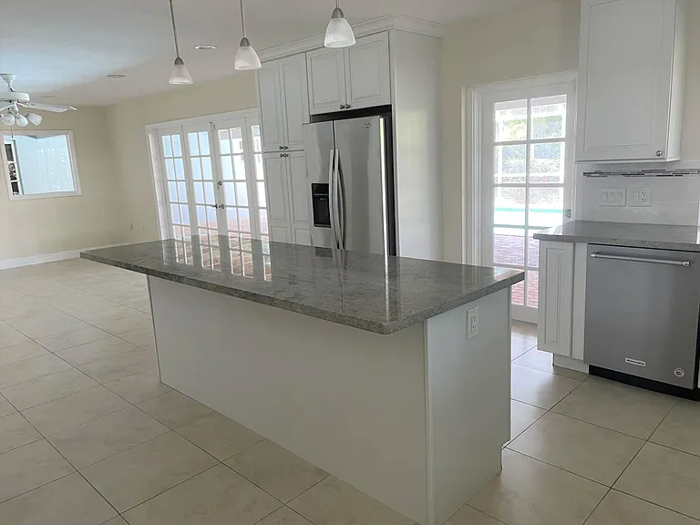 16037 SW 74th Pl — Photo 3