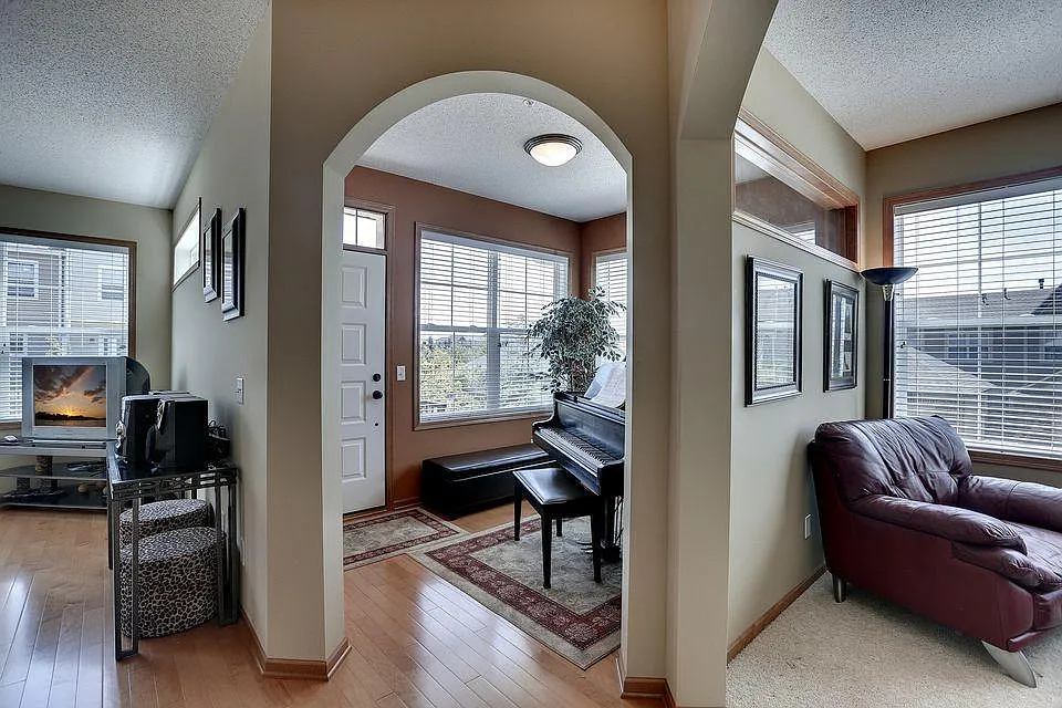 4 bed, 2.5 bath, 2020 sqft, $2,850 — Photo 3