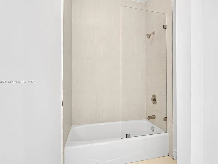425 SW 129th Ave — Photo 18
