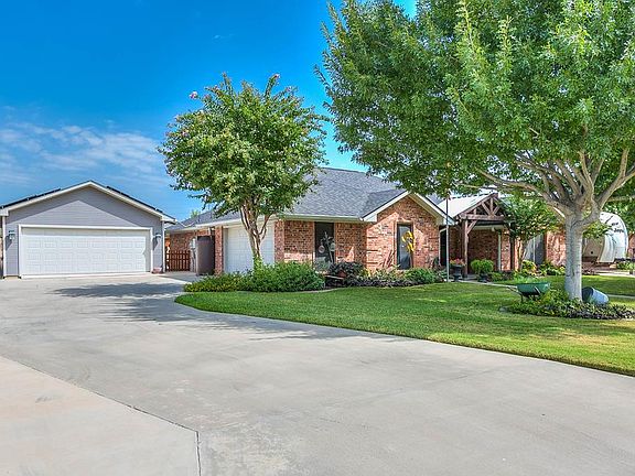 2nd image of 5922 Lyndhurst Dr