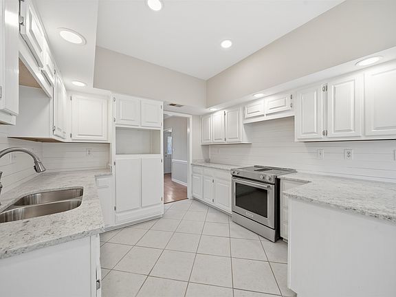 5th image of 825 Meadow Vale Dr