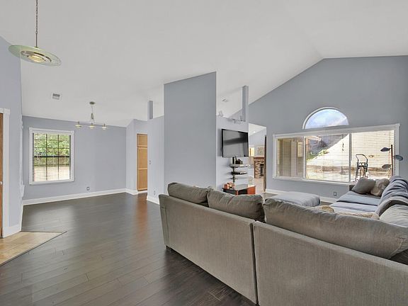 5th image of 2408 Royal Ct