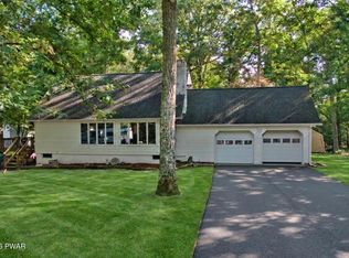 371 Wild Acres Dr, Dingmans Ferry, PA 18328