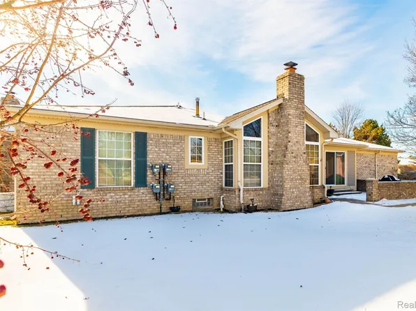 50160 Wheaton Ct, Macomb, MI 48044