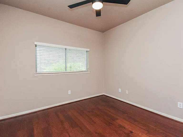16915 Locust Springs Dr — Photo 32