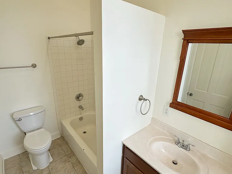 930 Summit Ave #2 — Photo 11