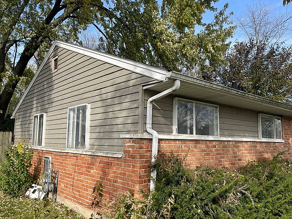 3rd image of 128 Shabbona Dr