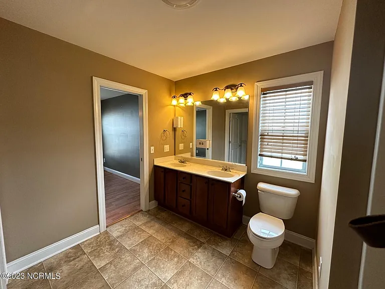 2533 Saddleback Dr #B — Photo 10