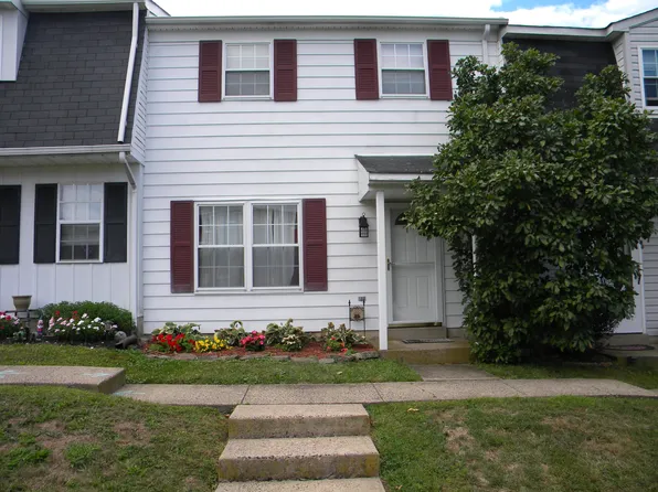 86 Green Meadow Ln, Telford, PA 18969