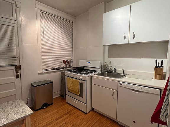 3rd image of 6206 N Wayne Ave APT 1