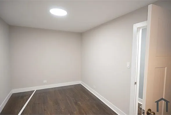 10235 S Oglesby Ave — Photo 10