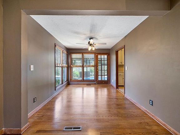 3rd image of 608 Evergreen Dr