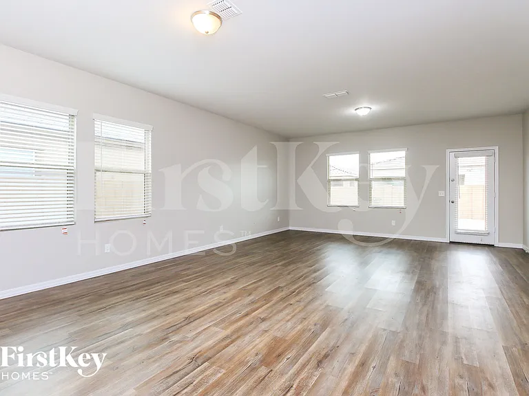 398 W Powell Dr — Photo 8