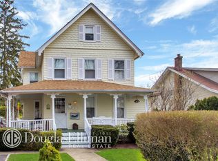 22 Highland Ct, Huntington, NY 11743