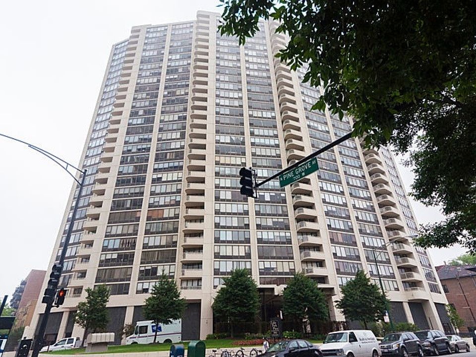 Lake Park Plaza Condo Association, at the junction of Irving