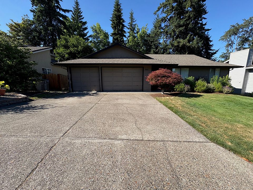 Driveway with 2 1/2 bay garage