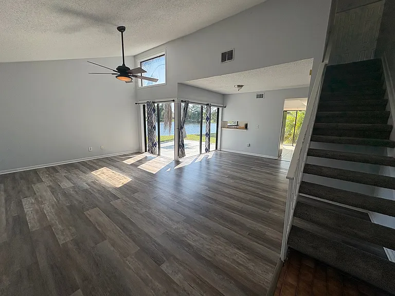 Stairwell to master & upstairs bedrooms