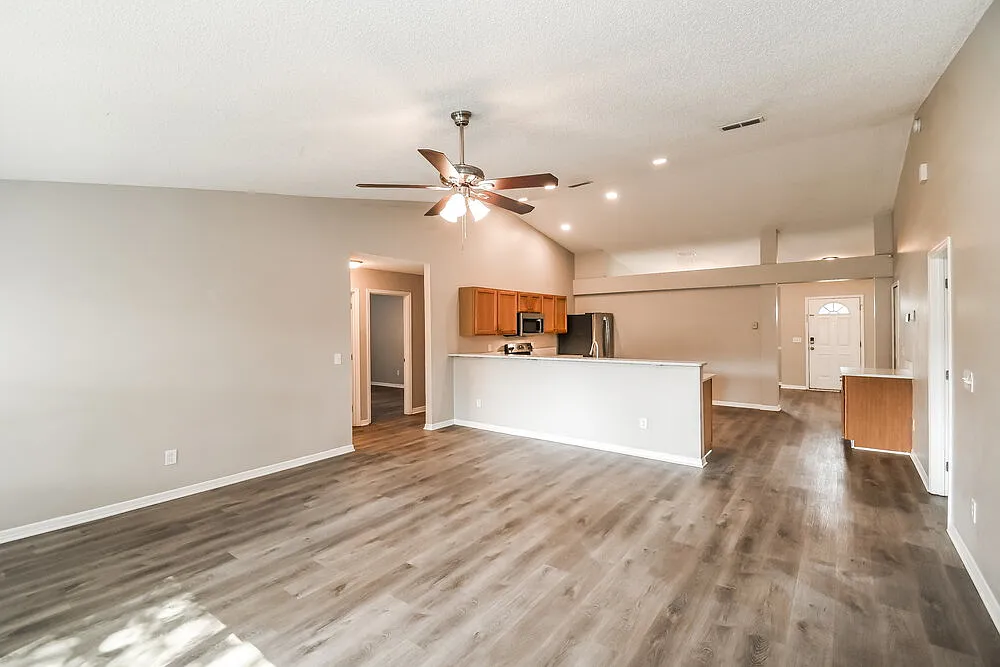 4 bed, 2.0 bath, 2110 sqft, $2,150 — Photo 3